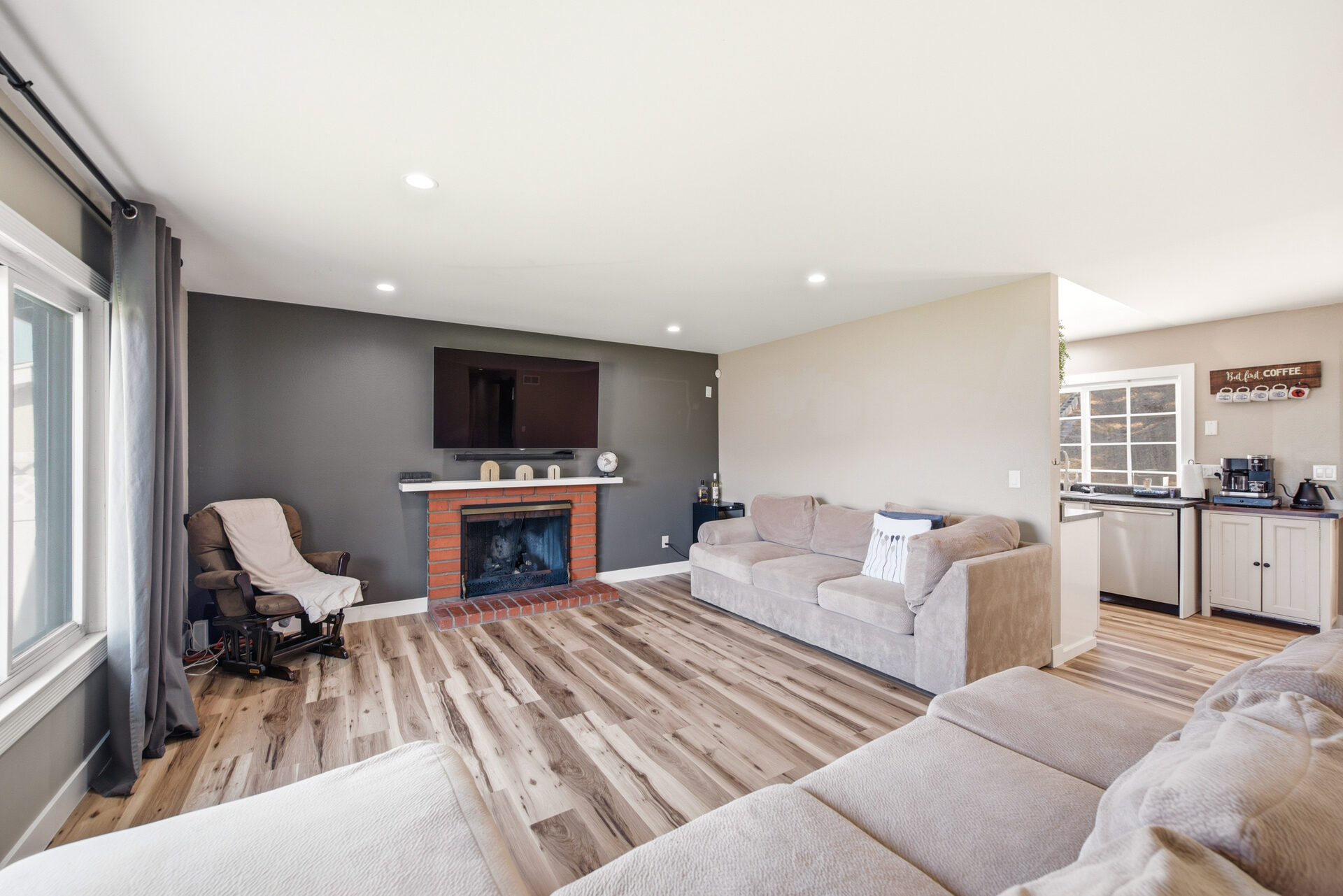 6395 Keystone Street · Entry View