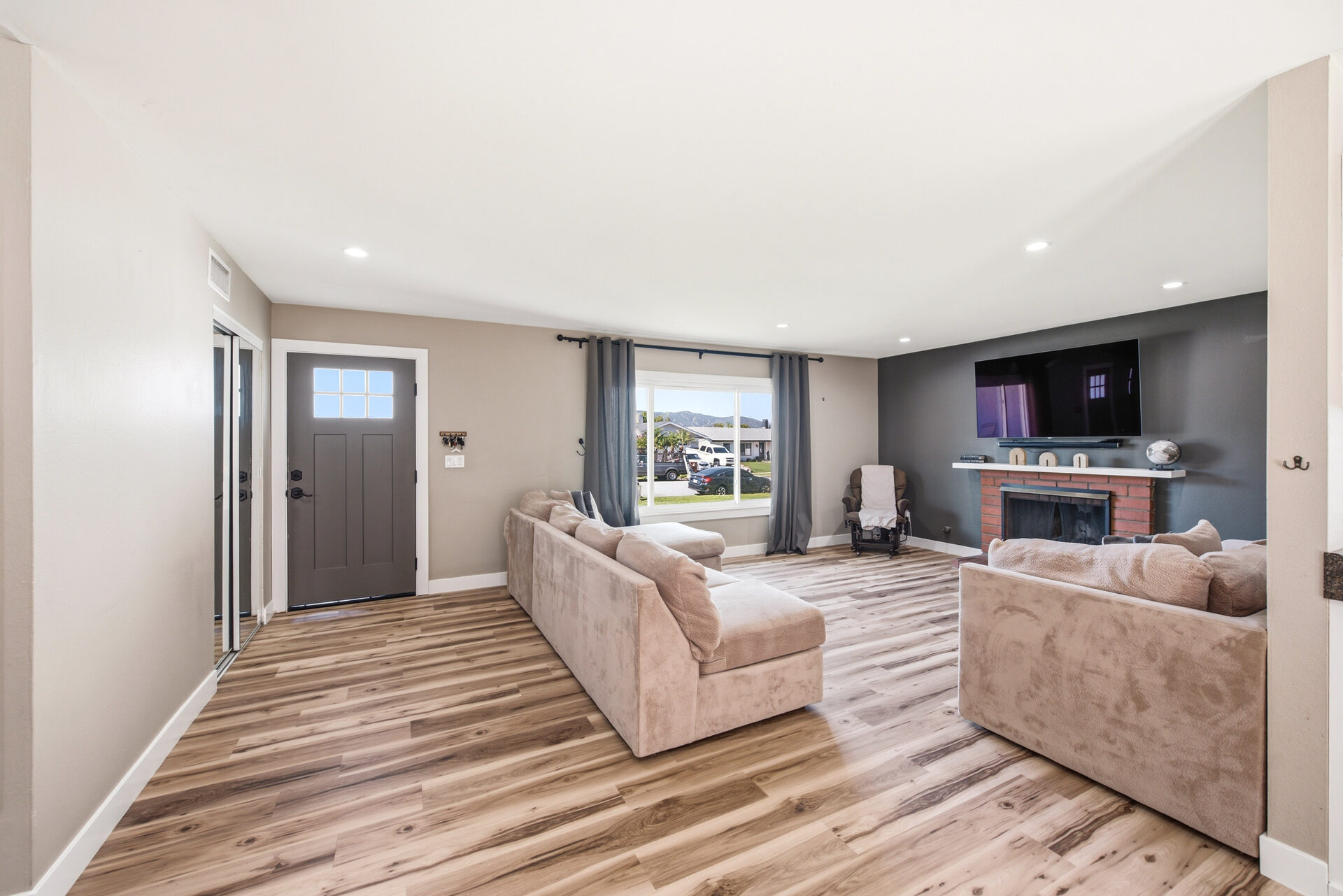 6395 Keystone Street · Living Area